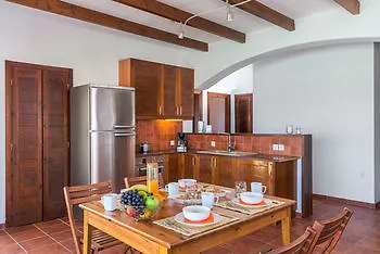 Cristelia Luxury Sea Front & Pool Villa Вилла *